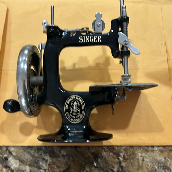 Vintage Singer Sewing Machine No. 20 - Picture 4 of 6